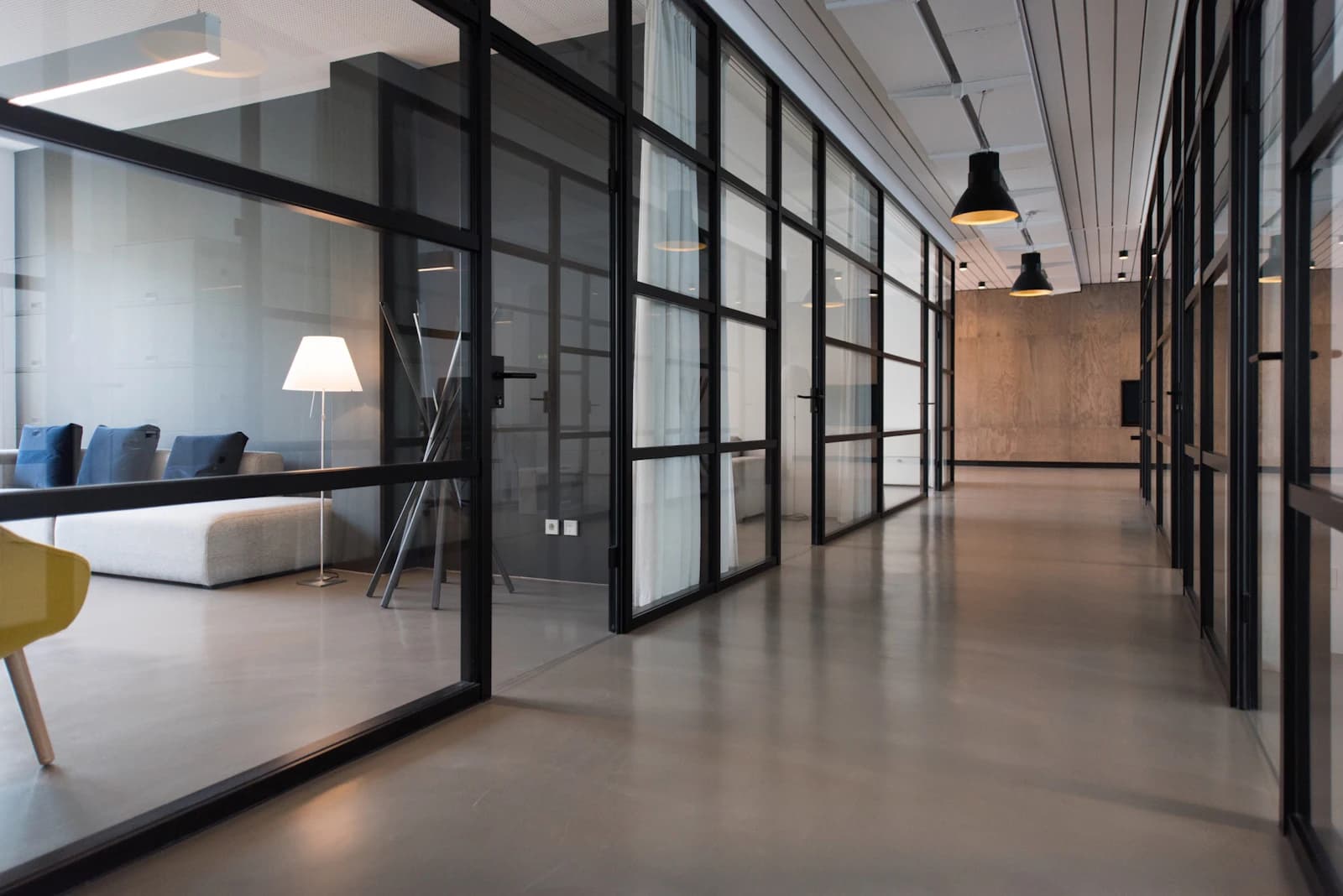 Bureaux modernes baignés de lumière, atmosphère advisory
