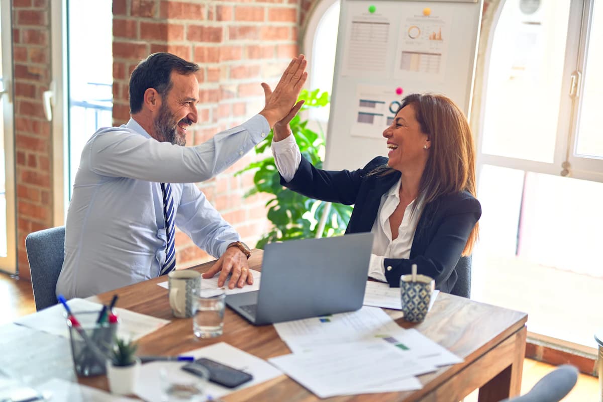 Équipe en discussion autour d'une table de travail