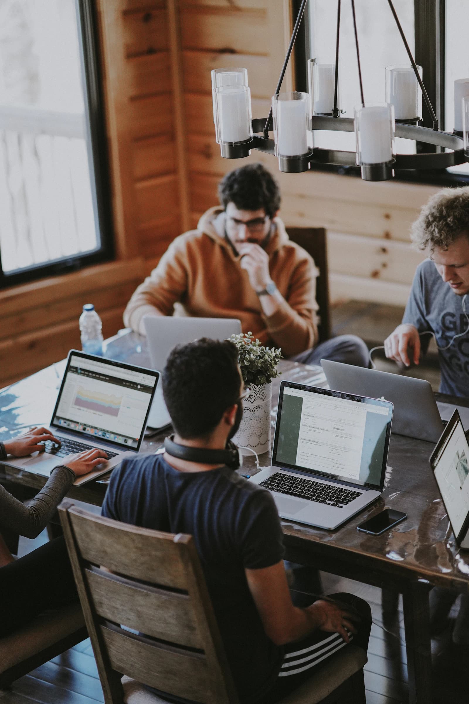 Professionnels en conversation dans un espace lumineux