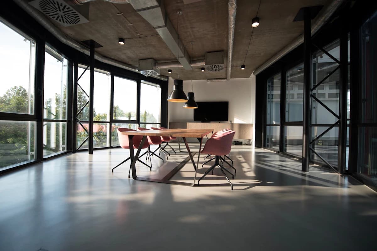 Espace de travail contemporain ouvert