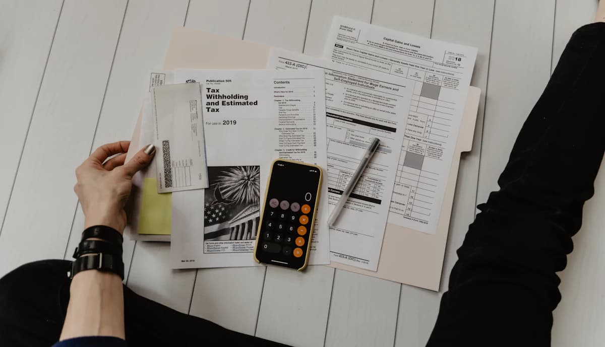 Documents financiers et calculatrice sur un bureau